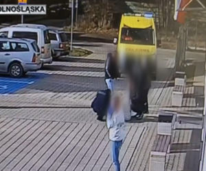 Dramatyczne sceny przed komisariatem.  Nagle upadła tuż pod oknami policjantów