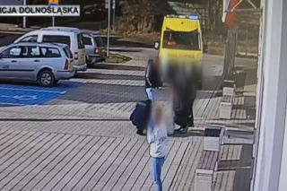 Dramatyczne sceny przed komisariatem.  Nagle upadła tuż pod oknami policjantów