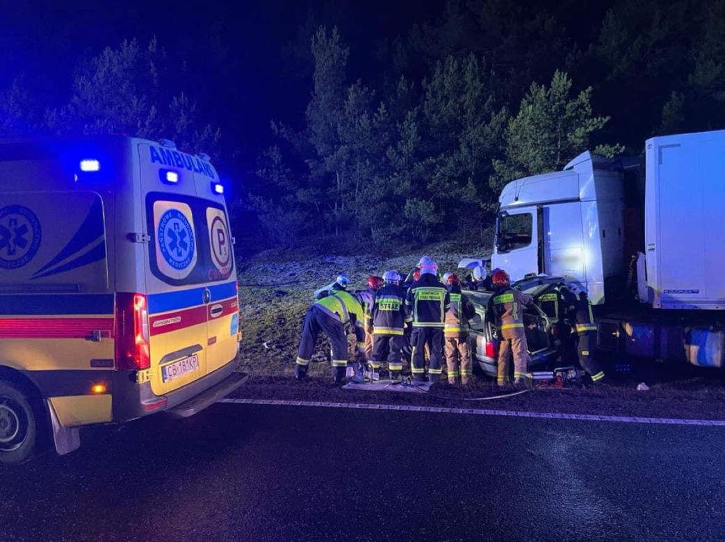 Tragedia na S10 w Toruniu. Tir roztrzaskał osobówkę. Dwie osoby nie żyją, jedna ranna