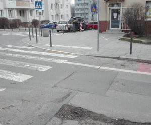 Na poznańskiej Wildzie na miejscach postojowych stoją słupki! Mieszkańcy są oburzeni, bo nie mają gdzie parkować!
