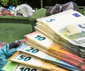 Tysiące euro wylądowały na śmietniku. Teraz do akcji wkracza prokuratura