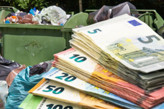 Znalazła tysiące euro w wyrzuconej komodzie. Teraz nieuczciwej sąsiadce grozi więzienie