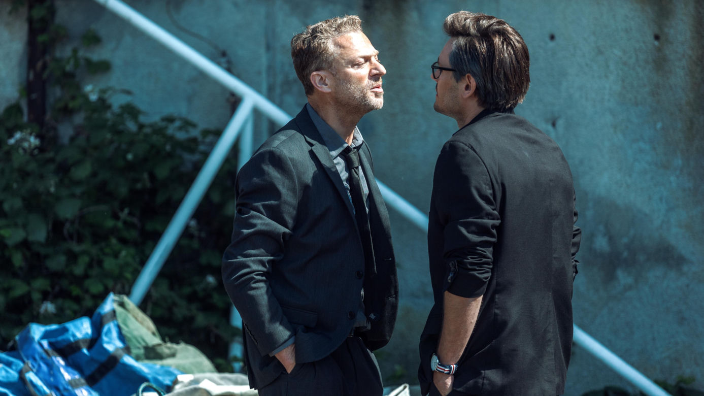 Bartosz Gelner, czyli serialowy Franz z "Zatoki szpiegów", w nowym serialu HBO Max. O czym opowiada "Scheda"?