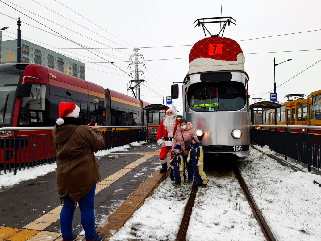 Mikołajkowy tramwaj na ulicach Łodzi