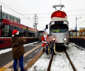 Mikołajkowy tramwaj na ulicach Łodzi