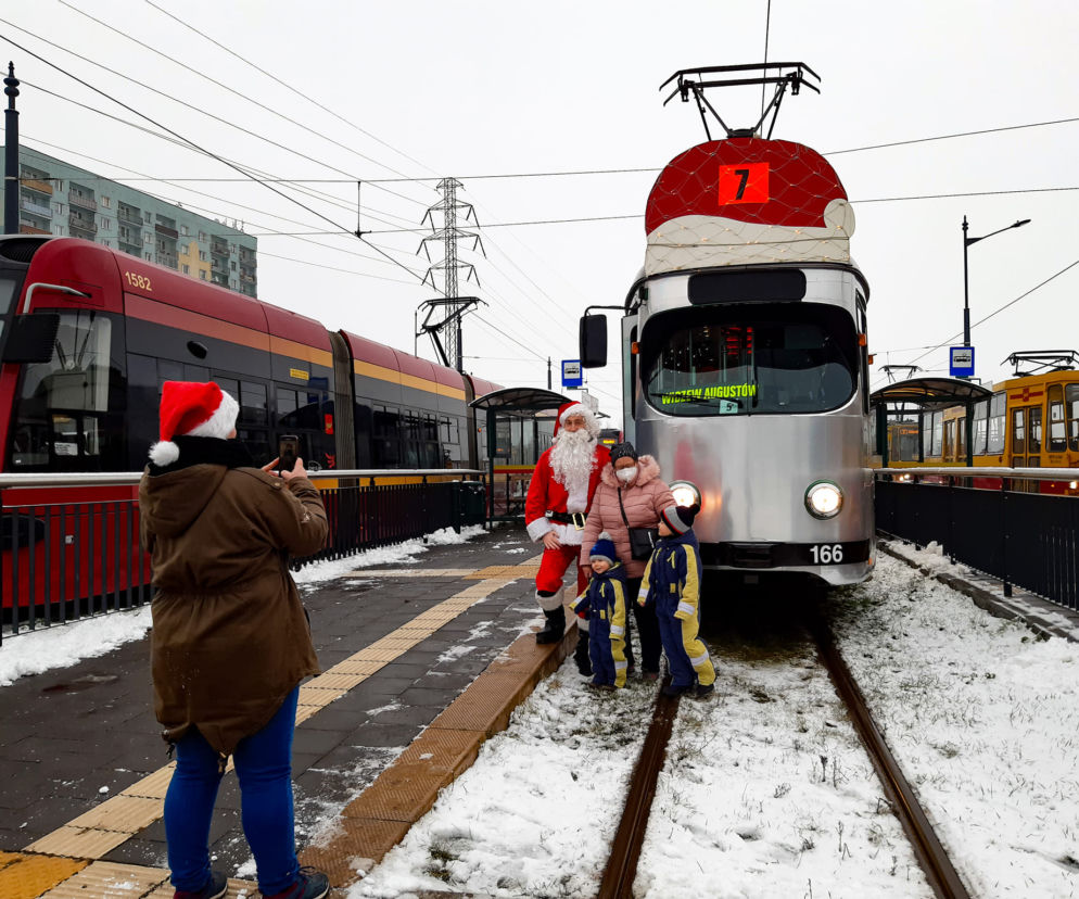 Mikołajkowy tramwaj na ulicach Łodzi