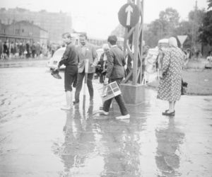 Warszawa zniknęła pod wodą! Zalane ulice i chodniki. Co tam się działo! Archiwalne zdjęcia z lat 60.