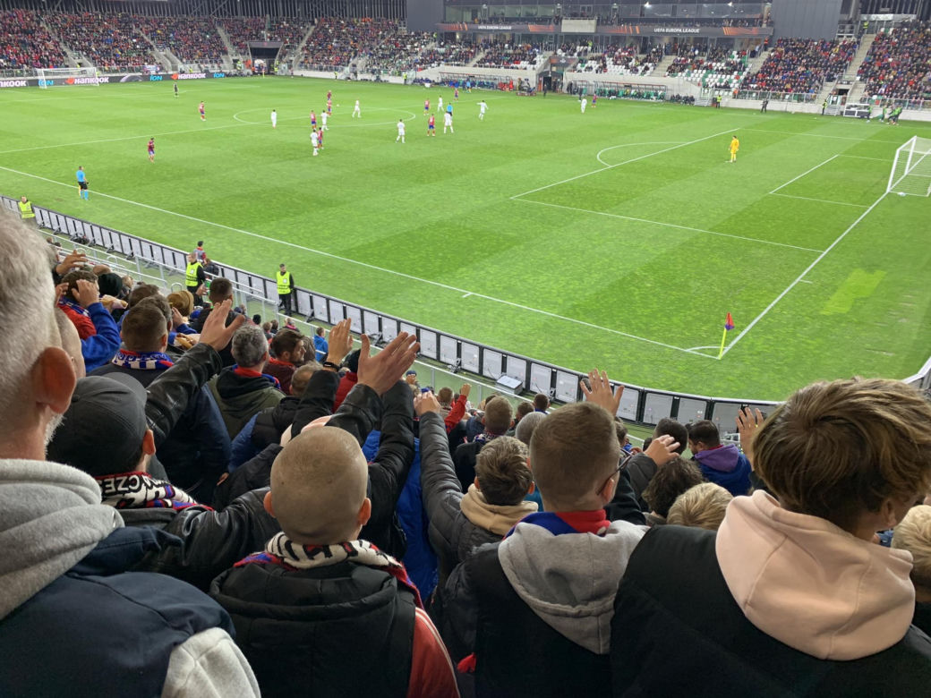 Mecz Raków Częstochowa - Sporting Lizbona. Stadion w Sosnowcu szczelnie wypełnił się kibicami 