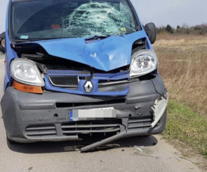 Pędził bez opamiętania, zderzył się z busem