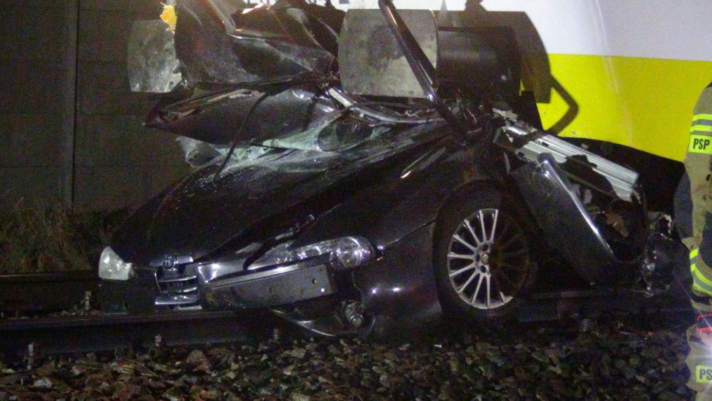 Pociąg zmiażdżył samochód na przejeździe! Wstrząsające ustalenia