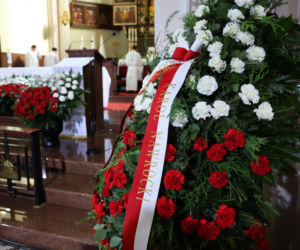 Szok po tragedii w Łodzi. Dziesięć malutkich trumienek na pogrzebie. Tego widoku nie da się wyrzucić z głowy