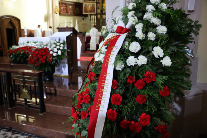 Szok po tragedii w Łodzi. Dziesięć malutkich trumienek na pogrzebie. Tego widoku nie da się wyrzucić z głowy