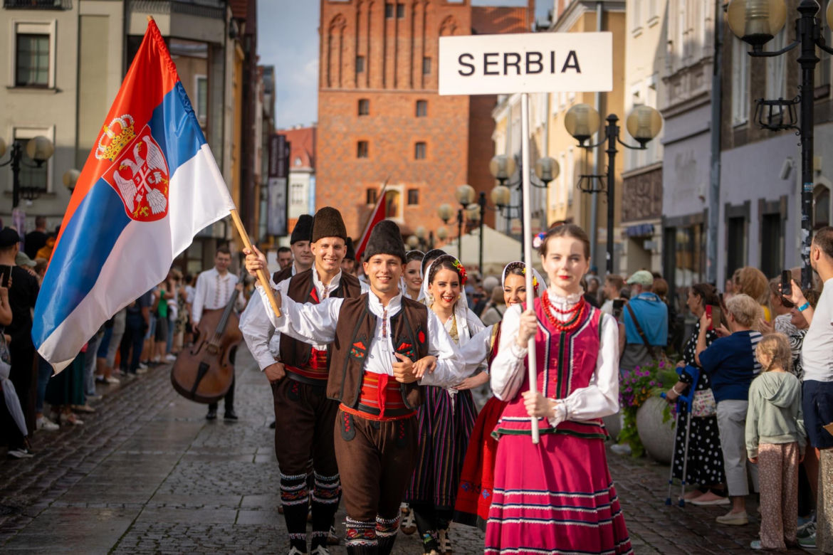 Dni Folkloru w Olsztynie 2025. Ulicami Starego Miasta przeszedł barwny korowód