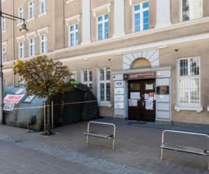 Gdynia: W namiocie przed szpitalem segregują pacjentów