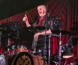 Skrupulatnie wyreżyserowany groteskowy spektakl okraszony nutą surrealizmu – Avatar zawładną Warszawą [RELACJA]