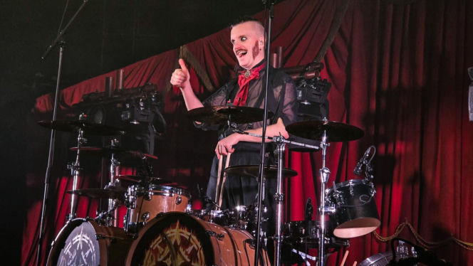 Skrupulatnie wyreżyserowany groteskowy spektakl okraszony nutą surrealizmu – Avatar zawładną Warszawą [RELACJA]