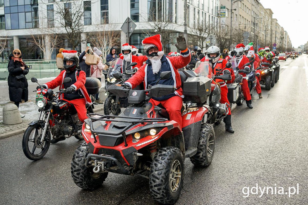 Mikołajkowa parada przejechała ulicami Trójmiasta! Nie zabrakło elfów i śnieżynek 