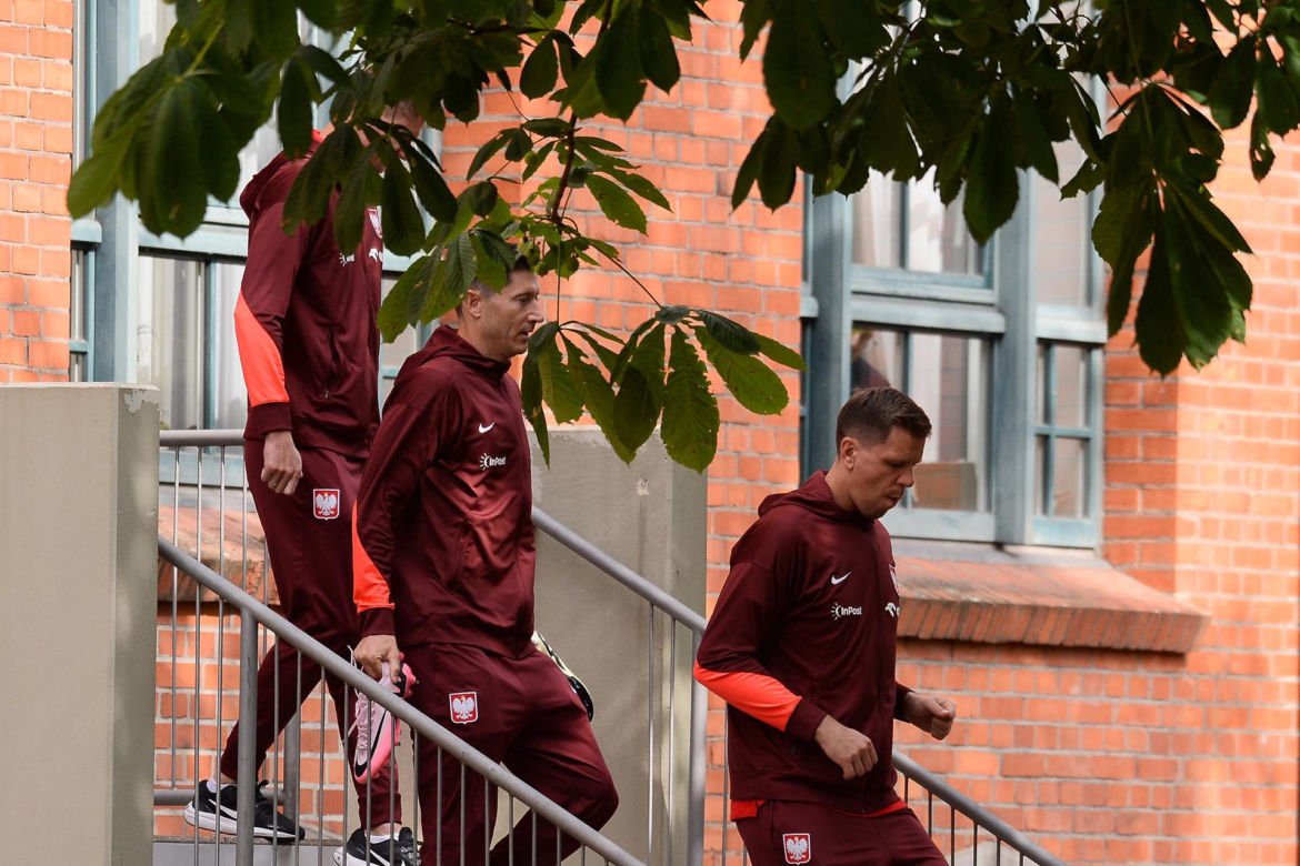 Robert Lewandowski przyłapany przed treningiem z korkami