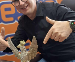 Historyczny skarb na gwiazdkę! Srebrno-złoty orzeł sztandaru z 1939 roku odnaleziony w lasach starachowickich