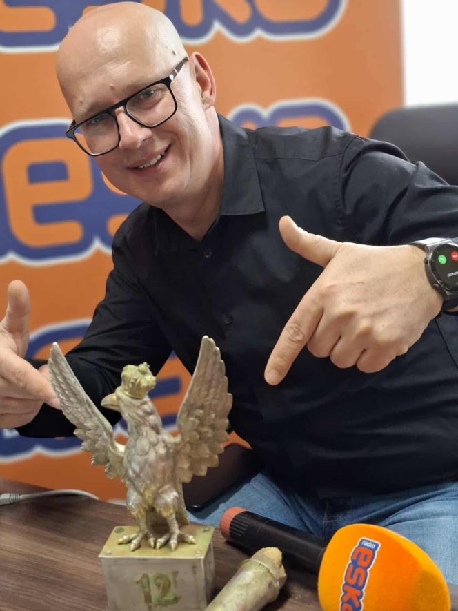 Historyczny skarb na gwiazdkę! Srebrno-złoty orzeł sztandaru z 1939 roku odnaleziony w lasach starachowickich