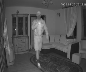 Włodawa. Rozpoznajecie przestępcę? Rozbił szybę i spojrzał w kamerę [ZDJĘCIA]