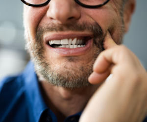 Brakujące zęby mogą sabotować twoją wagę. Eksperci wyjaśniają, jak przerwać to błędne koło