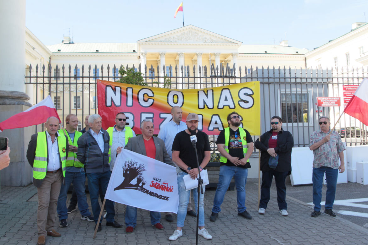 Taksówkarze przyszli pod ratusz. „Chcemy lepszych płac i godnego życia!”
