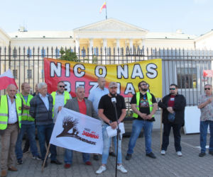 Taksówkarze przyszli pod ratusz. „Chcemy lepszych płac i godnego życia!”