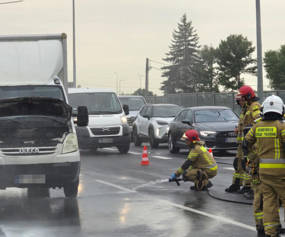 Groźny pożar dostawczaka w Jankach. Bardzo duże utrudnienia w ruchu