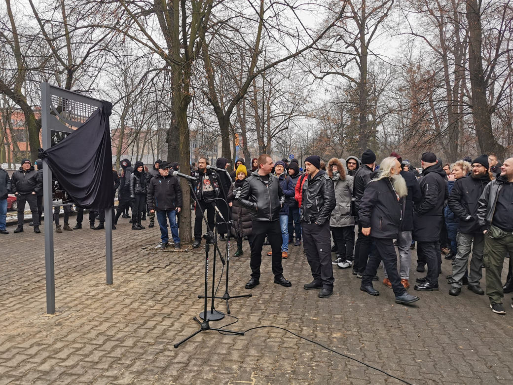 Przyjaciele i fani Romana Kostrzewskiego odsłonili tablicę pamiątkową w Bytomiu