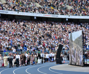 Tysiące ludzi szuka swojego szczęścia na stadionie. Kongres Świadków Jehowy przyciągnął tłumy
