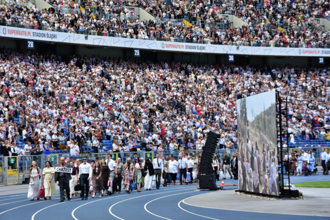 Tysiące ludzi szuka swojego szczęścia na stadionie. Kongres Świadków Jehowy przyciągnął tłumy