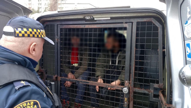 Wybili dziurę w warszawskim zabytku. Niepoważne tłumaczenia: Za potrzebą