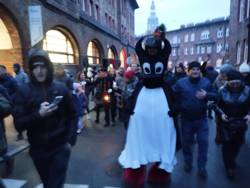 Barbórka 2024. Górnicza orkiestra robi pobudkę na Nikiszowcu