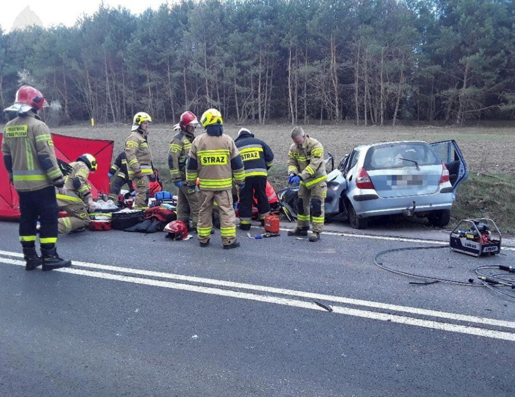 Śmiertelny wypadek pod Piotrkowem Trybunalskim. Kierowca hyundaia zderzył się z tirem