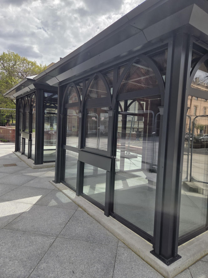 Nowe oblicze placu Wolności. Kwiaciarnie już zamontowane, koniec prac coraz bliżej