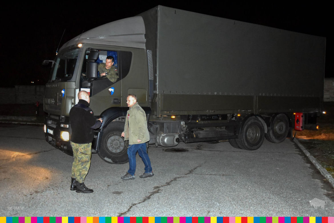 Łomża. Transport środków ochronnych do szpitala
