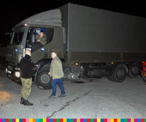 Łomża. Transport środków ochronnych do szpitala