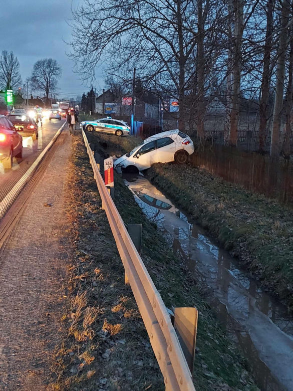 Wypadek na 42. Toyota wylądowała w przydrożnym rowie