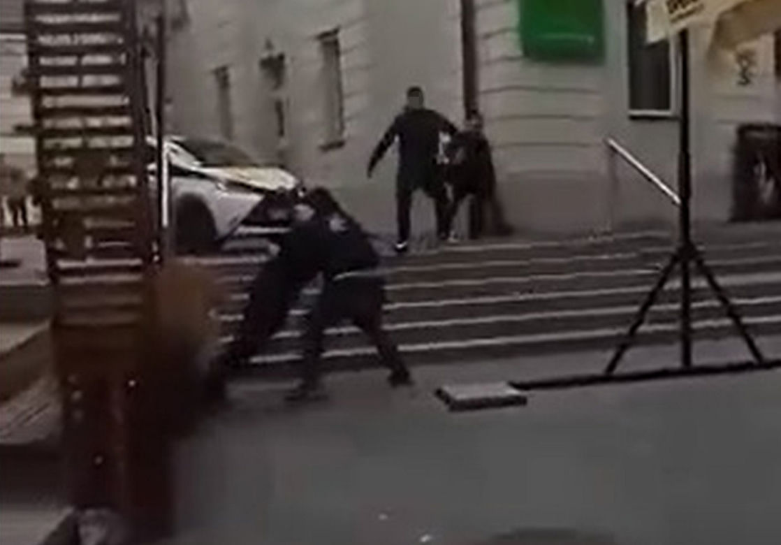 Atak nożownika pod galerią handlową w Siedlcach. Kolega dźgnął kolegę na oczach gapiów!