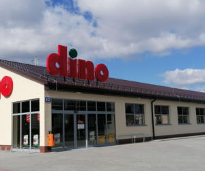 Problemy Dino. UOKiK stawia zarzuty za zmowę sklepów i firm przewozowych 