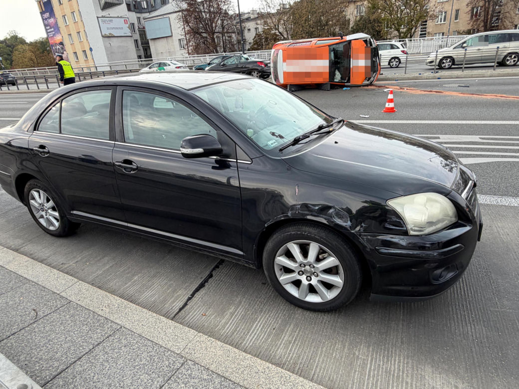 Dramat w centrum Warszawy. Świadkowie wyciągali go przez bagażnik. Kierowcę reanimowali na jezdni