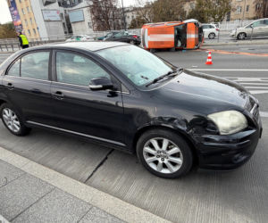 Dramat w centrum Warszawy. Świadkowie wyciągali go przez bagażnik. Kierowcę reanimowali na jezdni
