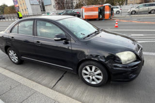 Dramat w centrum Warszawy. Świadkowie wyciągali go przez bagażnik. Kierowcę reanimowali na jezdni