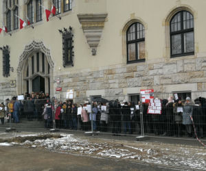Bydgoszczanie walczą o podwyżki przed sądem. Pracownik sądowy - status głodowy!
