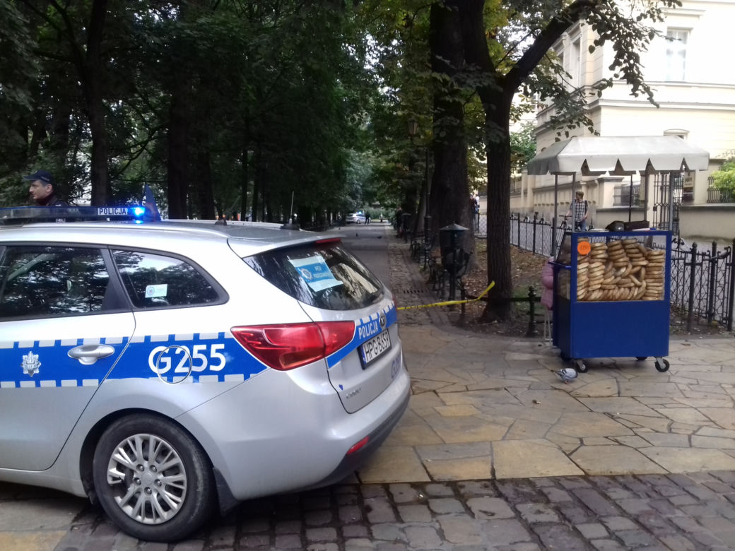 Brutalne morderstwo na Plantach w Krakowie. Mężczyzna został dźgnięty nożem [ZDJĘCIA, WIDEO]