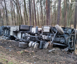 Koszmarny wypadek. Osobówka wjechała w cysternę. Do rana usuwano skutki tego zderzenia