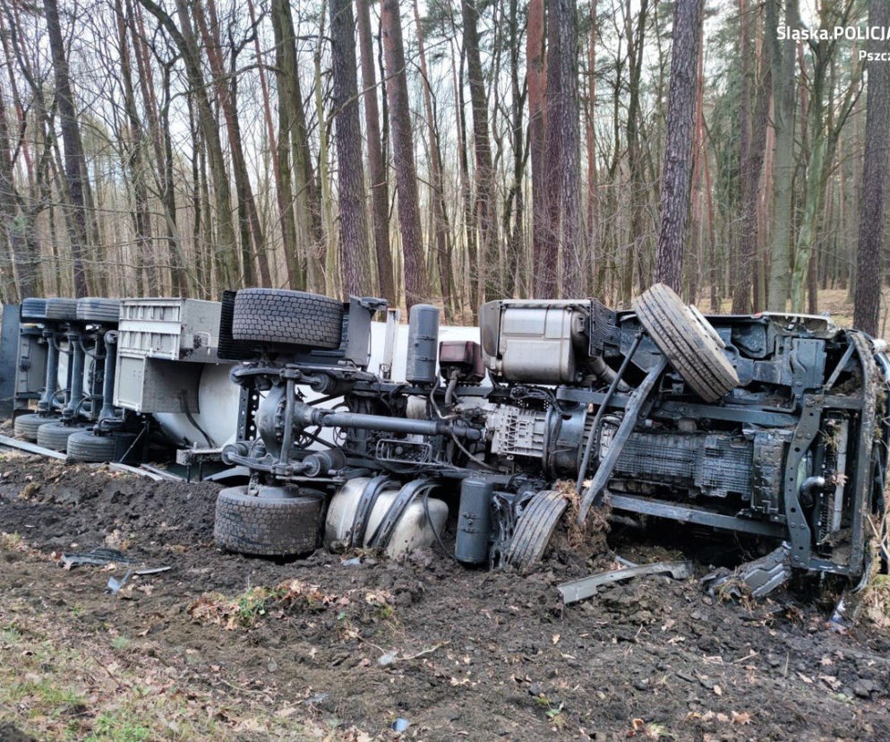 Koszmarny wypadek. Osobówka wjechała w cysternę. Do rana usuwano skutki tego zderzenia