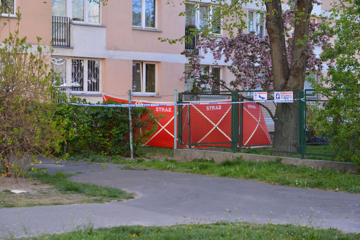 Wypadł z 9. piętra z torbą narkotyków