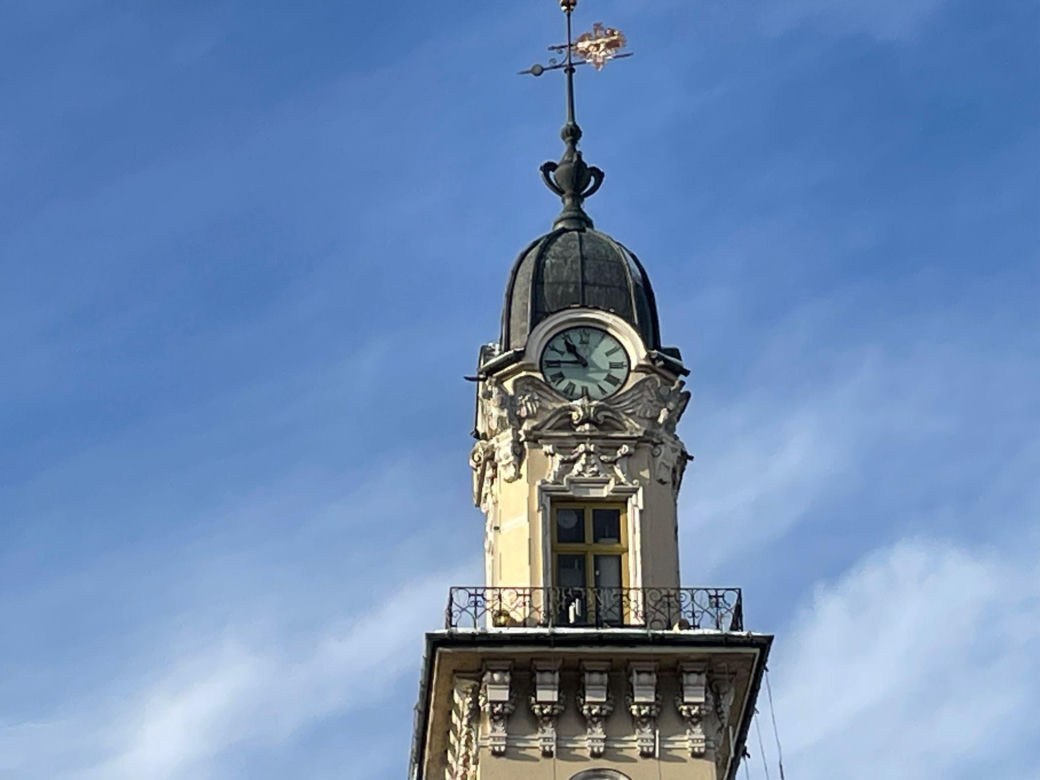 Zamarznięty śnieg zatrzymał zegar na wieży ratuszowej w Nowym Sączu 